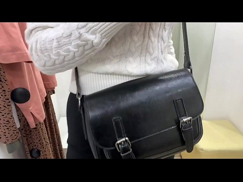 ❤️ فٹنگ روم میں ڈلڈو کے ساتھ نوجوان کتیا فیرل بیری کی عوامی مشت زنی مقعد فحش